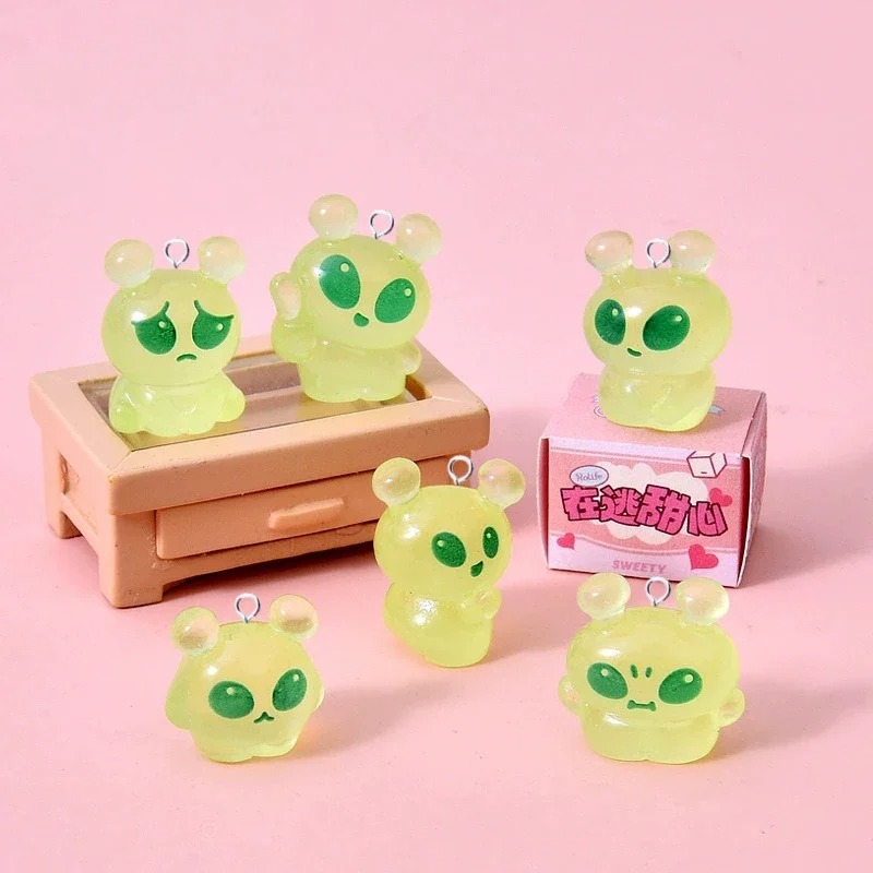 Resin Art Materials Kit - 10Pcs Cute Mini Green Alien Resin